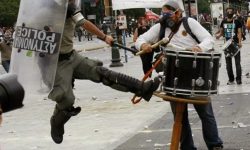 Καταδικαζουμε τη βια, απ’ οπου κι αν προ-ερχεται.