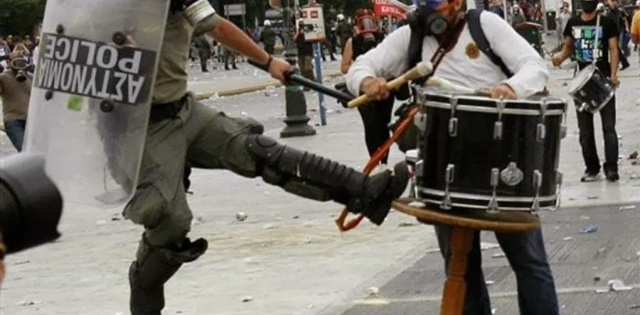 Καταδικαζουμε τη βια, απ’ οπου κι αν προ-ερχεται.